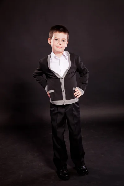 Мальчик в официальном дресс-коде с зонтиком — стоковое фото