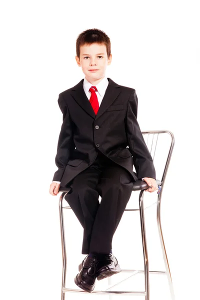 Хлопчик в офіційному дрес-коді з мобільним телефоном — стокове фото