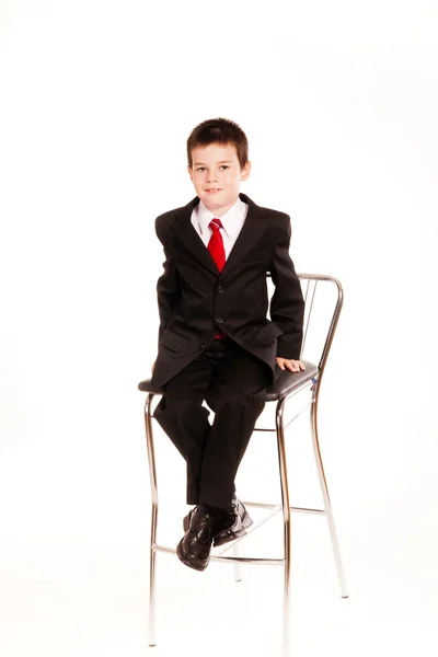 Chłopiec w oficjalnych dresscode z telefonu komórkowego — Zdjęcie stockowe