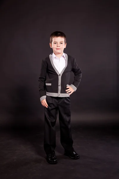 Junge im offiziellen Dresscode im Studio — Stockfoto
