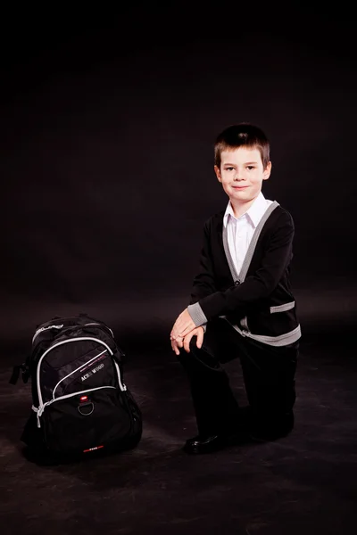 Junge im offiziellen Dresscode mit Rucksack — Stockfoto
