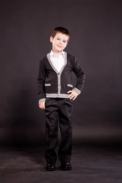 Junge im offiziellen Dresscode im Studio — Stockfoto