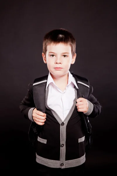 Chłopiec w oficjalnych dresscode z plecaka — Zdjęcie stockowe