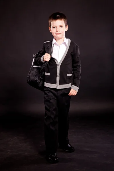 Junge im offiziellen Dresscode mit Rucksack — Stockfoto