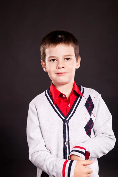 Мальчик в официальном дресс-коде с клюшкой — стоковое фото