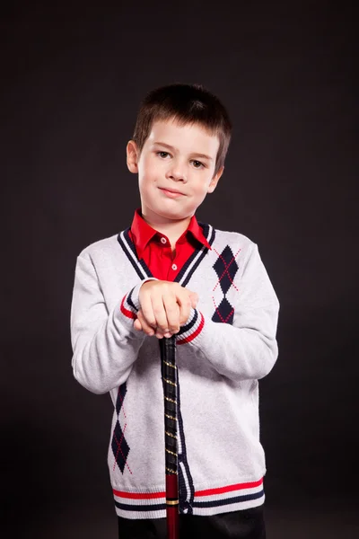 Мальчик в официальном дресс-коде с клюшкой — стоковое фото