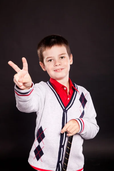 Chłopiec w oficjalnych dresscode z kulą — Zdjęcie stockowe