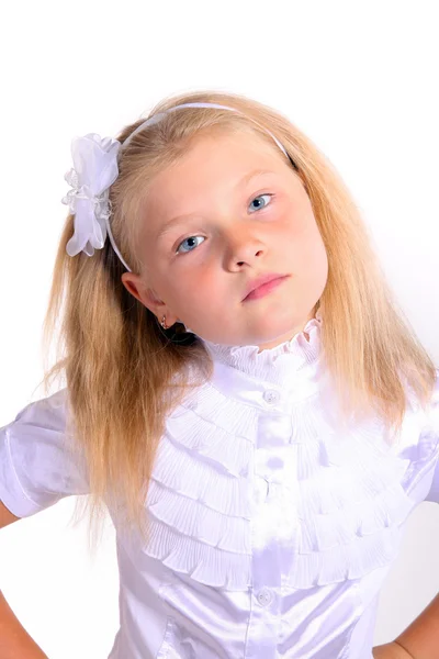 Studio beyaz üzerine poz okul üniforması giyen genç kız — Stok fotoğraf