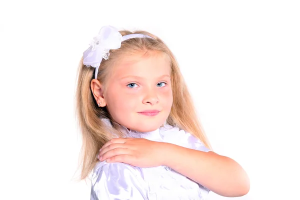 Jeune fille en uniforme scolaire posant en studio sur blanc — Photo