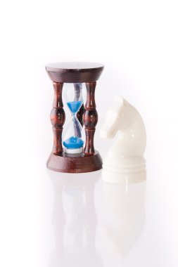 kum saati ile beyaz satranç at