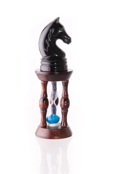 Kůň černý šachy s pískem hodiny — Stock fotografie