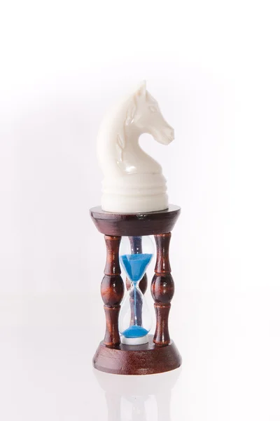 Witte Schaken paard met zand-klok — Stockfoto