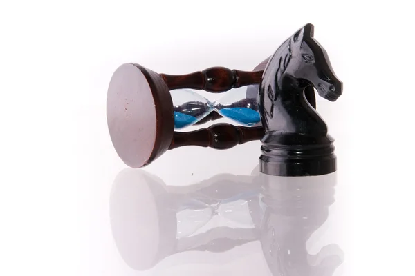 Zwarte Schaken paard met zand-klok — Stockfoto