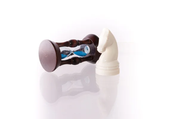 Caballo de ajedrez blanco con reloj de arena — Foto de Stock