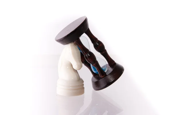 Weißes Schachpferd mit Sanduhr — Stockfoto