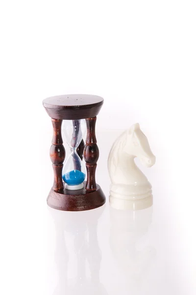 Bílá šachy koně s pískem hodiny — Stock fotografie