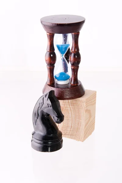 Kůň černý šachy s pískem hodiny — Stock fotografie