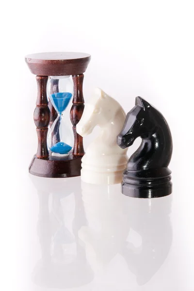 Dva koně šachy s pískem hodiny — Stock fotografie
