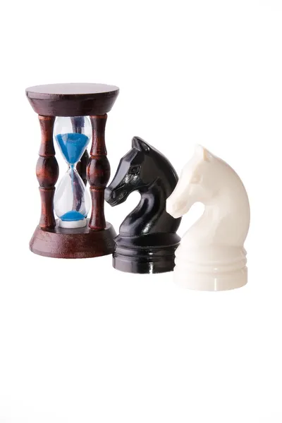 Dva koně šachy s pískem hodiny — Stock fotografie
