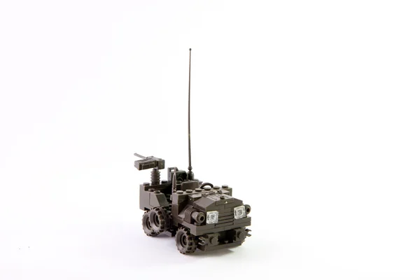 Carro de brinquedo feito de conecta com metralhadora de brinquedo — Fotografia de Stock