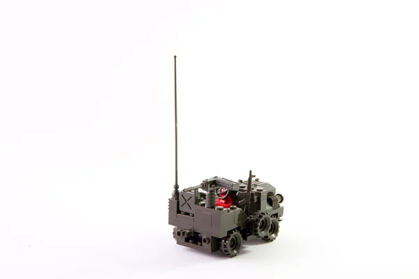 Carro de brinquedo feito de conecta com metralhadora de brinquedo — Fotografia de Stock