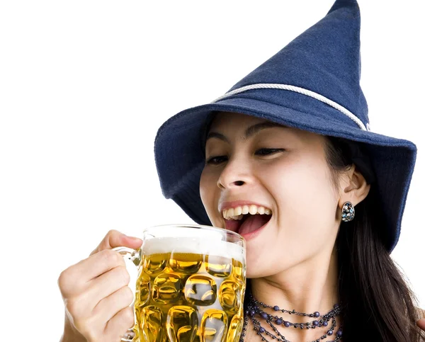 Красивая женщина празднует с пивом — стоковое фото
