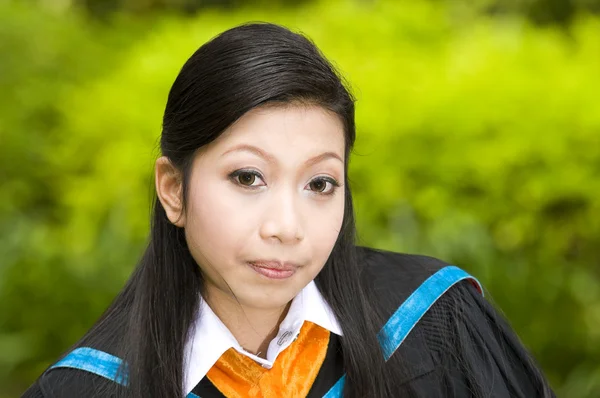 Docela asijské student maturitní den — Stock fotografie