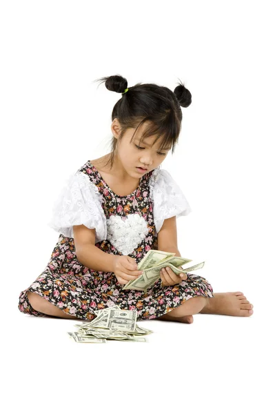 Kız yere oturmak ve para sayma — Stok fotoğraf