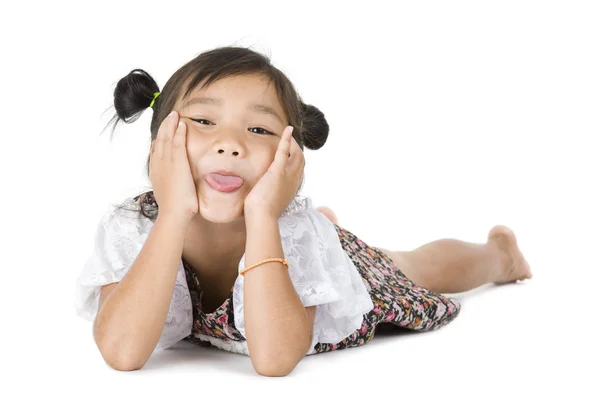 Leuke Aziatische meisje tong uitsteekt — Stockfoto