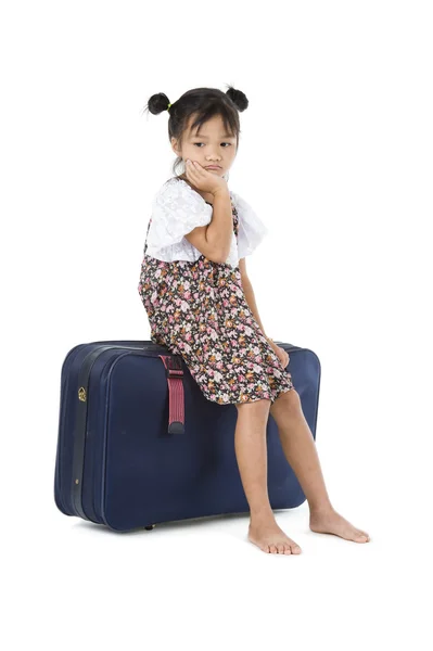 Entediado ásia menina sentado bagagem — Fotografia de Stock