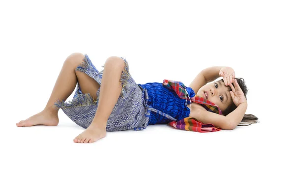 Carino bambina sdraiata sul pavimento — Foto Stock