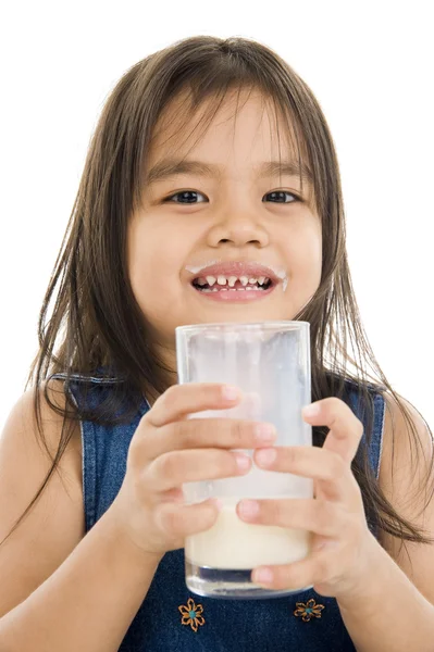 ミルクのグラスを持った女の子は — ストック写真