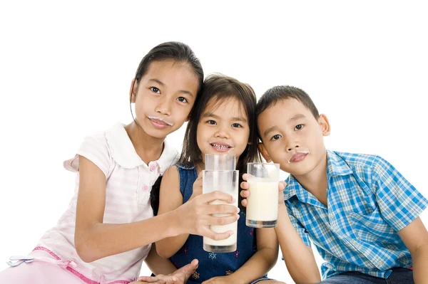 Азиатские дети с молоком — стоковое фото