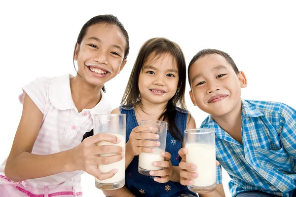 Asiático niños con leche —  Fotos de Stock