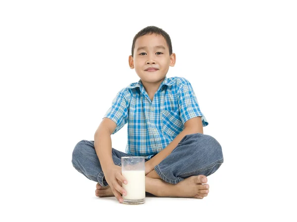 Мальчик сидит со стаканом молока — стоковое фото