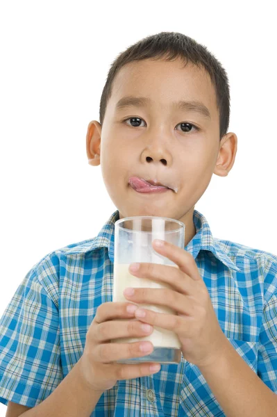 Pojken njuter av mjölk — Stockfoto