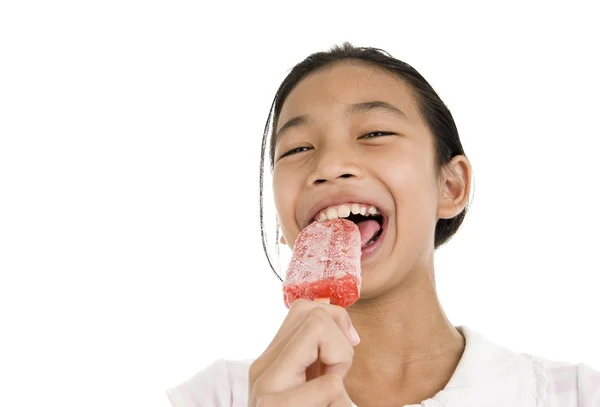 Meisje genieten van haar ijs — Stockfoto