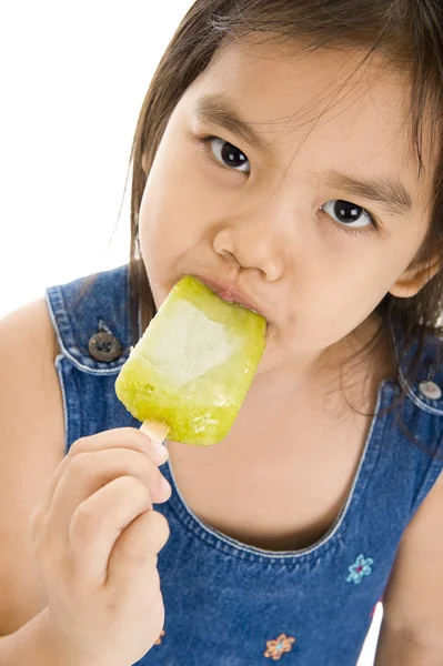 Дівчинка їсть морозиво — стокове фото