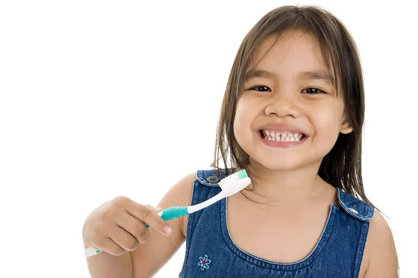 Pequeña chica asiática con cepillo de dientes — Foto de Stock