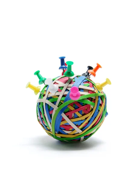 Kartnålar på rubberband bollen — Stockfoto