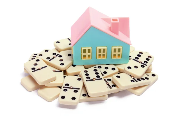 Spielzeughaus mit Dominosteinen — Stockfoto
