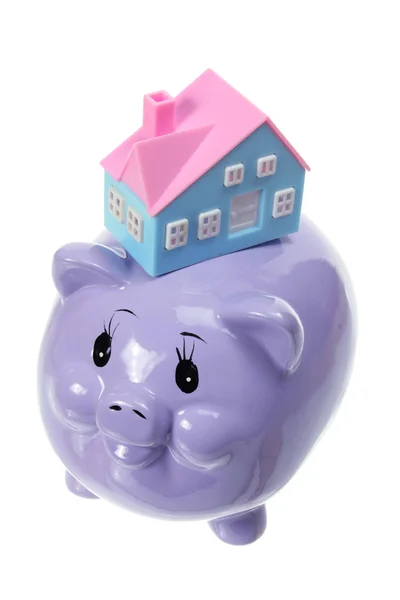 Piggy bank met miniatuur huis — Stockfoto