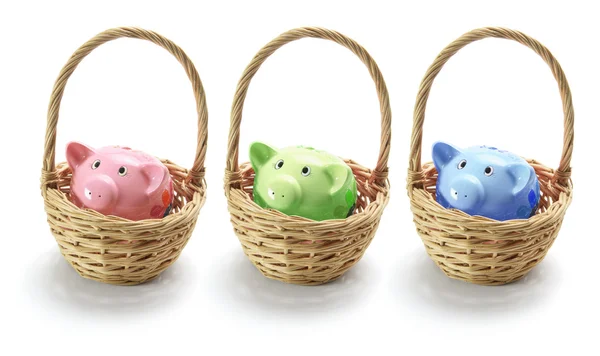 Bancos porquinhos em cestas — Fotografia de Stock