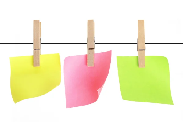 Fascicoli adesivi appesi alla clothesline — Foto Stock