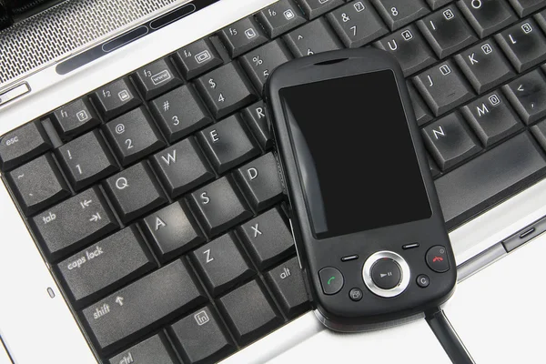Chytrý telefon na laptop — Stock fotografie