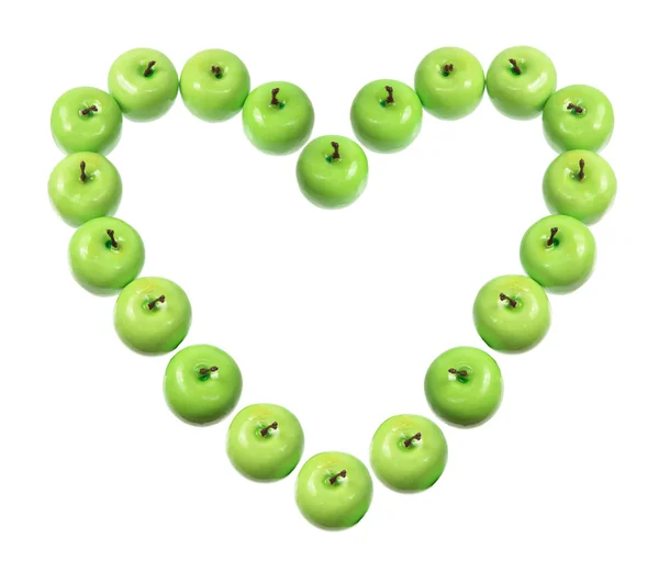 Groene appels gerangschikt in hart vorm — Stockfoto