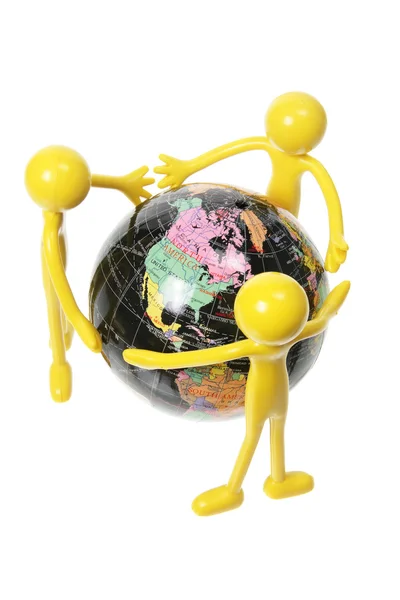 Резиновые фигуры и мировой глобус — стоковое фото