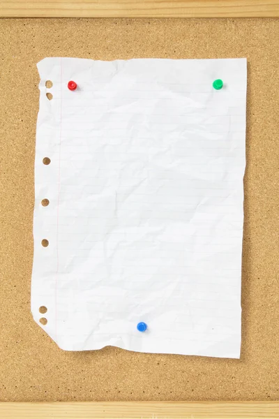 Carta stropicciata sul cartone di sughero — Foto Stock