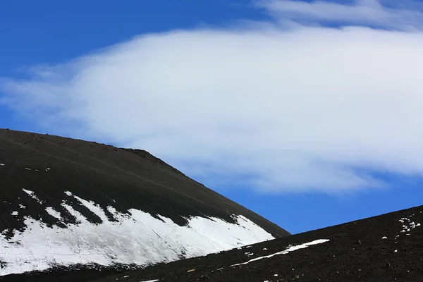 Karla kaplı volkanik dağ yamacı — Stok fotoğraf