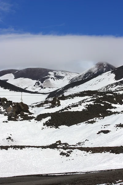 Karla kaplı volkanik dağ yamacı — Stok fotoğraf